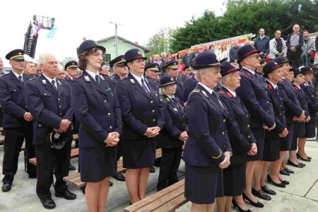 Prvi vrsti sta bili rezervirani za gasilke s